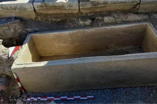 <p>Roman gladiator’s tomb found filled with bones of 12 people</p>