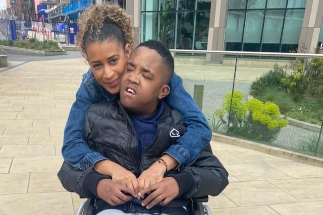 <p>Darnell Smith and mum Leila </p>