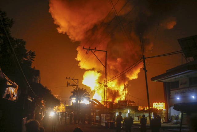 <p>Fire breaks out on the tents of displaced Palestinians after Israeli attacks in the garden of Al-Aqsa Martyrs Hospital in Gaza City  </p>